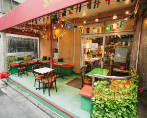 un ristorante con tavoli e sedie all'interno di Sakura Hotel Jimbocho a Tokyo