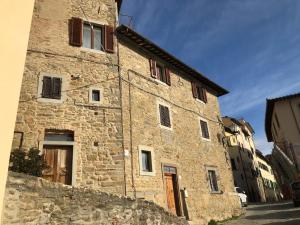 an old stone building with a stone wall at La finestra sulla Toscana in Cortona