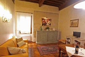 sala de estar con sofá y mesa en Verrazzano Apartment, en Florencia
