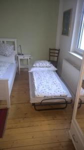 a room with two beds and a desk with a window at Rosenappartement-Deutschkreutz in Deutschkreutz