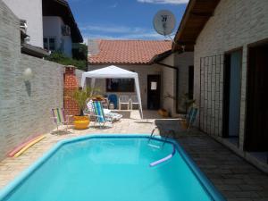 una piscina en el patio trasero de una casa en Casa agradável nos Açores com piscina para até 13 pessoas com 4 suites, en Florianópolis