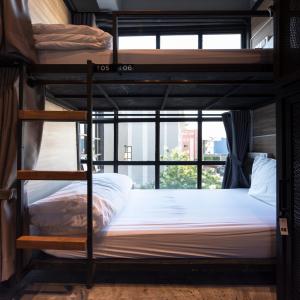 BED STATION Hostel Khaosan客房内的一张或多张床位