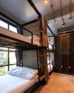 BED STATION Hostel Khaosan客房内的一张或多张床位
