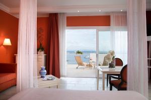 卡洛福泰的住宿－Lu' Hotel Riviera，一间卧室配有一张床,另一间享有美景。