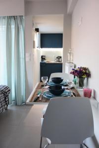 uma cozinha com mesa e cadeiras num quarto em Xenon Loft em Atenas