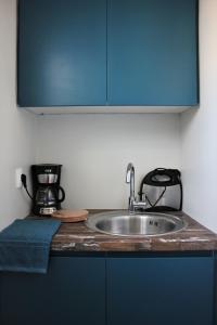 um balcão de cozinha com um lavatório e comodidades para preparar café em Xenon Loft em Atenas