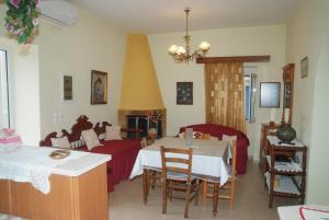 a living room with a table and a bed at Tourloti Village House in Tourlotí