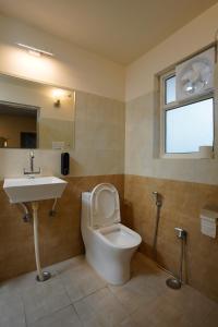 Blue Beds Hostel في جايبور: حمام مع مرحاض ومغسلة