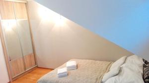 ブワディスワボボにあるApartament 24のベッドとタオル2枚のある寝室