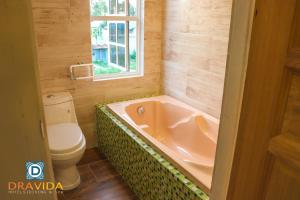 Koupelna v ubytování Dravida Hotel + 70 fotografií