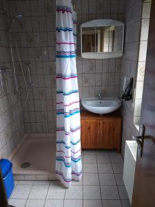 Ένα μπάνιο στο Ferienwohnung mit Herz +24 φωτογραφίες