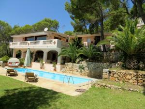 a house with a swimming pool in front of it at Villa Es Pont, bis 10Pers, BBQ in Son Vida