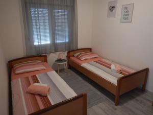 Ein Bett oder Betten in einem Zimmer der Unterkunft Apartman IVANKOVIC***