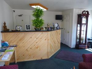 una habitación con un mostrador de madera con una planta en The KC Motel Show Low en Show Low