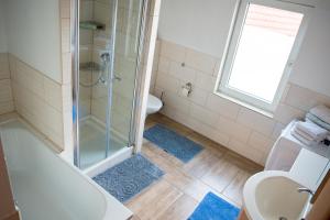 Koupelna v ubytování Monteur & Geschäftsreisen Zimmer in Celle CS11