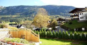 widok na miasto z górą w tle w obiekcie Müllers Ferienhaus Salzburgerland w mieście Unken
