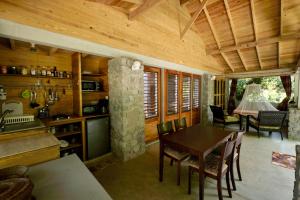 eine Küche und ein Esszimmer mit Tisch und Stühlen in der Unterkunft Citrus Creek Plantation in La Plaine