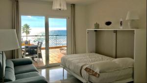 Posteľ alebo postele v izbe v ubytovaní MI CAPRICHO A16 Beachfront Apartment