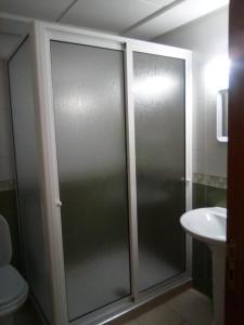 une salle de bain avec douche et lavabo dans l'établissement Maha Beach Cabo Negro, à Cabo Negro