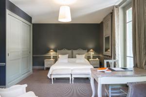 Postel nebo postele na pokoji v ubytování Hôtel Helvie - Teritoria