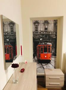una camera con due foto di un carrello rosso di Rodica Comfort Home Milano Navigli a Milano