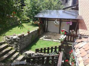 un pequeño jardín con una valla y un edificio en Casa Cojo, en Sighişoara