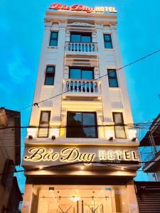 um grande edifício branco com um cartaz em Hotel Bao Duy em Da Lat