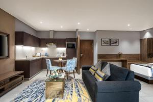 Neelkanth Sarovar Premiere的厨房或小厨房