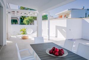 a plate of fruit on a table in a living room at Total White Villa in Fontane Bianche