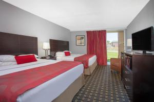 Postel nebo postele na pokoji v ubytování Ramada by Wyndham Davenport Orlando South