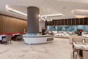 Neelkanth Sarovar Premiere餐厅或其他用餐的地方