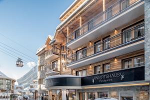 budynek z napisem na boku w obiekcie Sport- und Genusshotel Silvretta w mieście Ischgl