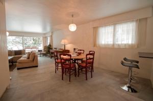 comedor y sala de estar con mesa y sillas en La Villa Emeline - Apartment Emilie, en Zermatt