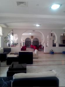 duży salon z kanapami i stołami w obiekcie TAGHIT SAOURA w mieście Taghit