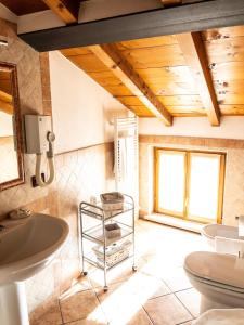 A bathroom at Le Finestre Su Borghetto