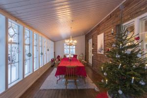 un comedor con una mesa y un árbol de Navidad en Villa Nietos en Rovaniemi
