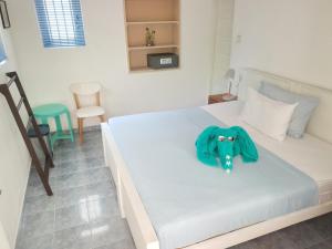 ein Schlafzimmer mit einem Bett mit einem Elefanten drauf in der Unterkunft Neela's Beach Inn in Hikkaduwa
