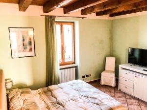 A bed or beds in a room at Le Finestre Su Borghetto
