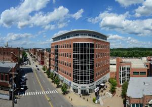 康科德The Hotel Concord的城市街道上一座大型红砖建筑
