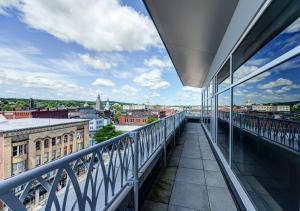 d'un balcon avec vue sur la ville. dans l'établissement The Hotel Concord, à Concord