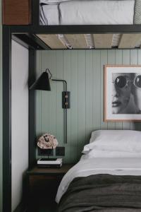 - une chambre dotée d'un lit avec une lampe et une photo dans l'établissement Albergo Miramonti, à Corteno Golgi