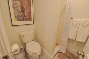 a bathroom with a toilet and a shower at Amazing Location studio parking in Boston