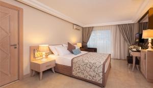 Ліжко або ліжка в номері Xperia Saray Beach Hotel