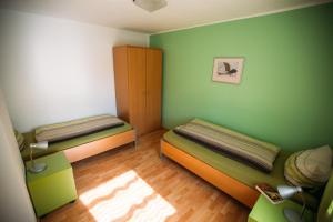 Kleines Zimmer mit 2 Betten und einem Schrank in der Unterkunft flat2let Apartment 1 in Frankfurt am Main