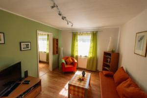sala de estar con sofá y silla en flat2let Apartment 1 en Frankfurt