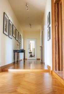 a room with a piano in the middle of a room at Fürstlich wohnen in Putbus