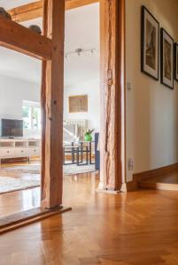 an open living room with a wooden floor at Fürstlich wohnen in Putbus