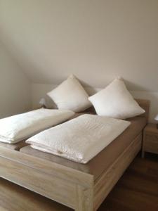 グレートジールにあるSeestern 4のベッド2台(白いシーツ、枕付)