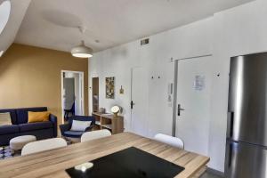 - un salon avec une table et un canapé bleu dans l'établissement Les appartements d'Edmond Saint Suffren, à Marseille