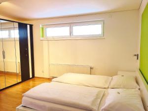 Letto o letti in una camera di Hotel Garni Brigitte